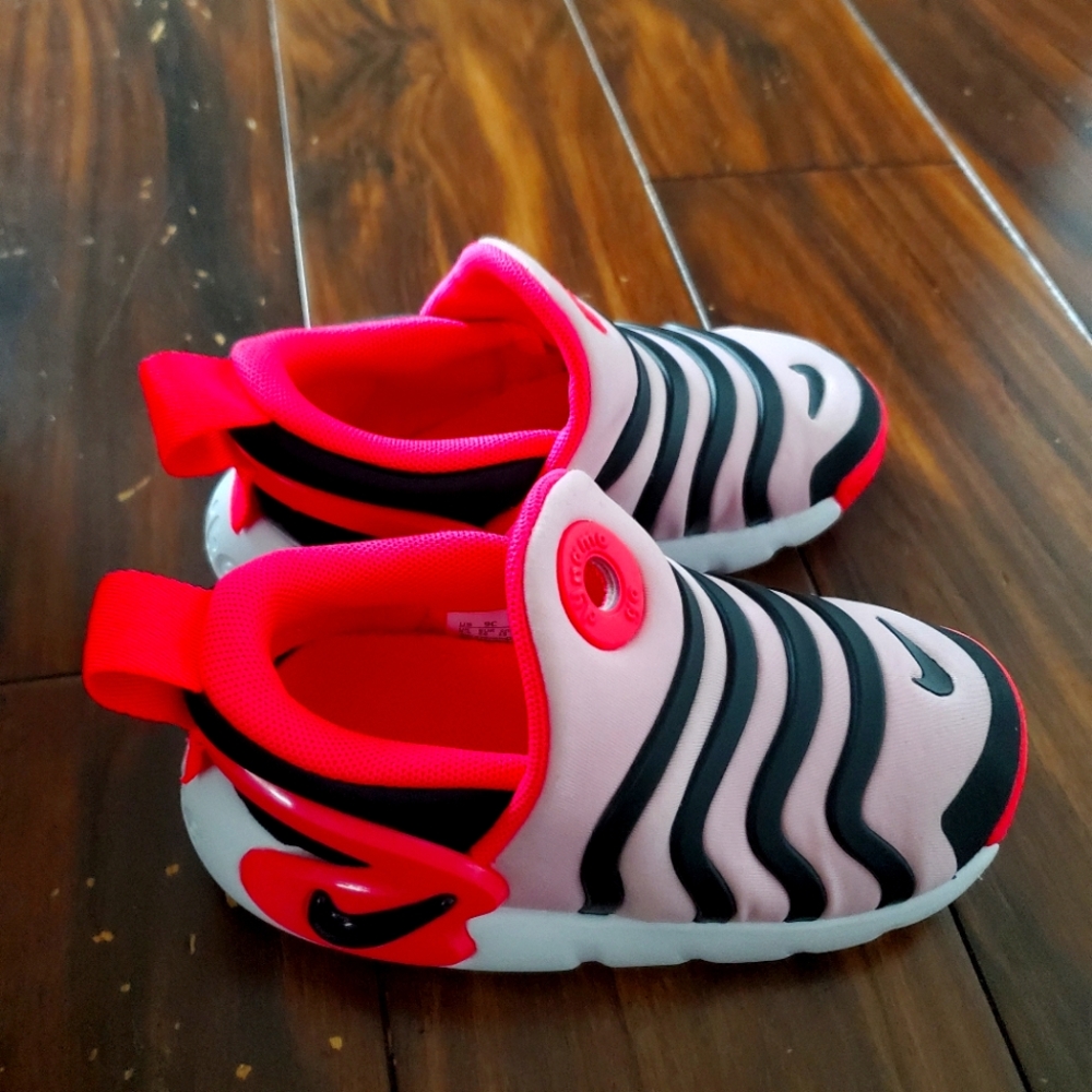 Girls nike shoes 9C